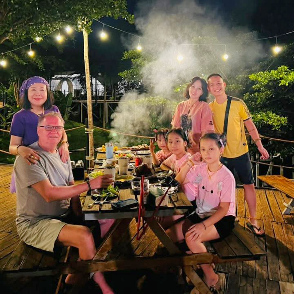 Bữa tối BBQ ấm cúng của gia đình tại Panorama Glamping – nơi nhiều thế hệ quây quần bên bàn ăn, cùng nướng thịt, trò chuyện và tận hưởng không khí trong lành giữa đồi gió hồ Trị An.