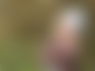 Heidi halaa lempeästi itseään syksyisessä maisemassa