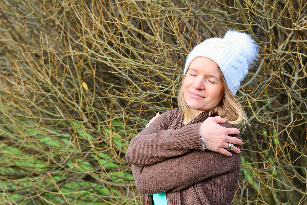 Heidi halaa lempeästi itseään syksyisessä maisemassa