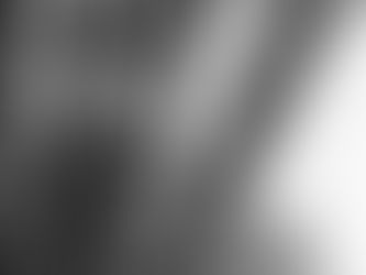 Heidi istuu puussa mietteliään näköisenä.