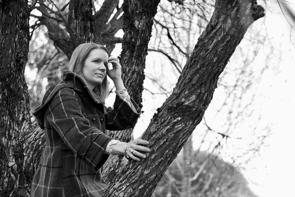 Heidi istuu puussa mietteliään näköisenä.