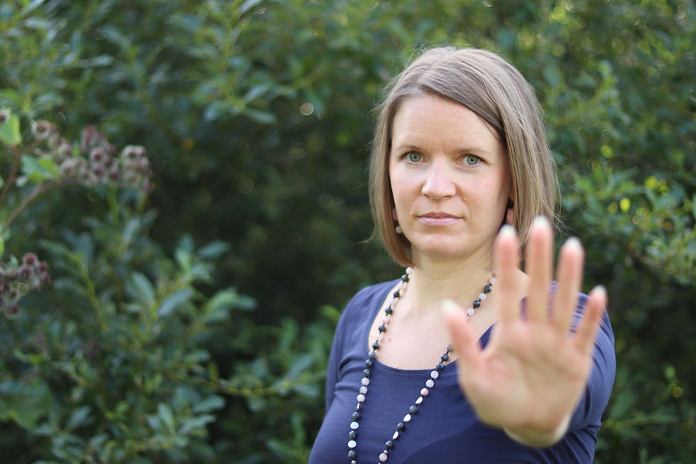 Heidi seisoo totisena ja työntää käden eteensä, kuin merkkinä "stop". 