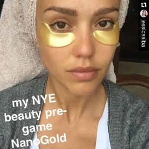 Jessica Alba avec des patchs en or posés sous ses yeux