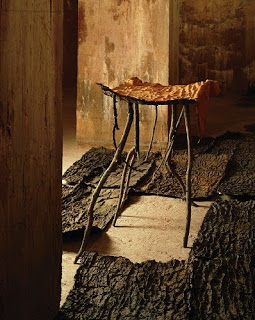 Oeuvre du sculpteur italien Giuseppe Penone "Lo spazio della scultura". Réflexion sur ses usages de l'or dans un article du blog de l'atelier Or Cadre (Occitanie, France). Work by Italian sculptor Giuseppe Penone "Lo spazio della scultura". Reflection on his use of gold in an article on the blog of the workshop Or Cadre (Occitania, France)