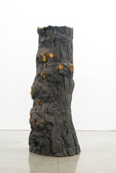 Oeuvre du sculpteur italien Giuseppe Penone "Luce zenitale". Réflexion sur ses usages de l'or dans un article du blog de l'atelier Or Cadre (Occitanie, France). Work by Italian sculptor Giuseppe Penone "Luce z wenitale". Reflection on his use of gold in an article on the blog of the workshop Or Cadre (Occitania, France)