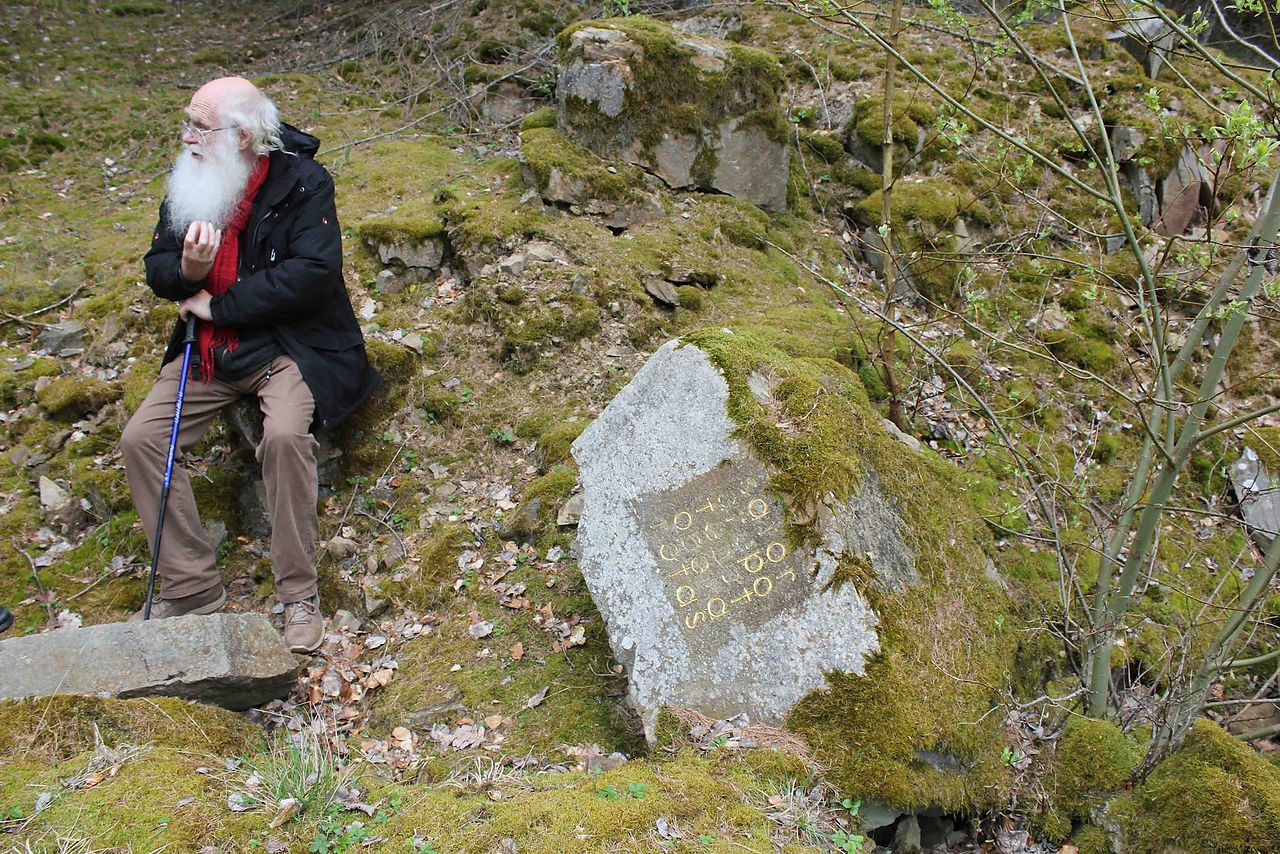 L'artiste contemporain herman de vries assis à côté d'une de ses oeuvres dans la forêt d'Eschenau (lieu où il vit en Allemagne). The contemporary artist Herman de Vries sitting next to one of his works in the forest of Eschenau (place where he lives in Germany)