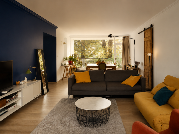 Pièce de vie rénovée dans un appartement à Lille, rénovation intérieure avec couleurs, mobilier et lumière naturelle, projet imaginé par Studio Polymorphe à Langeac