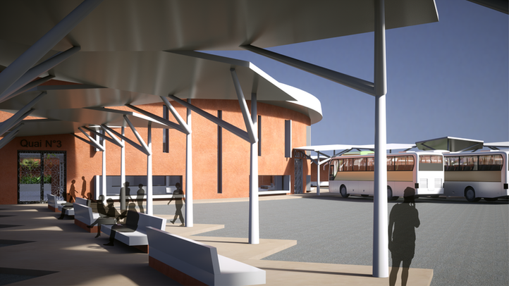 Quais extérieurs couverts d’une gare routière contemporaine au Maroc avec bus stationnés