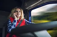 truck-driver-talking-phone-while-driving-1030x687-1-1024x683 (1).webp
