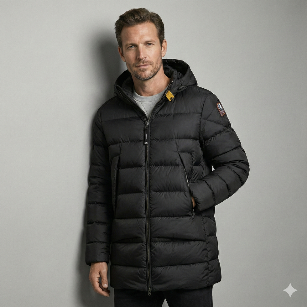 Parajumpers ROLPH - DAUNENJACKE MIT KAPUZE  Herren Studioaufnahme auf Model lässig an die Wand gelehnt
