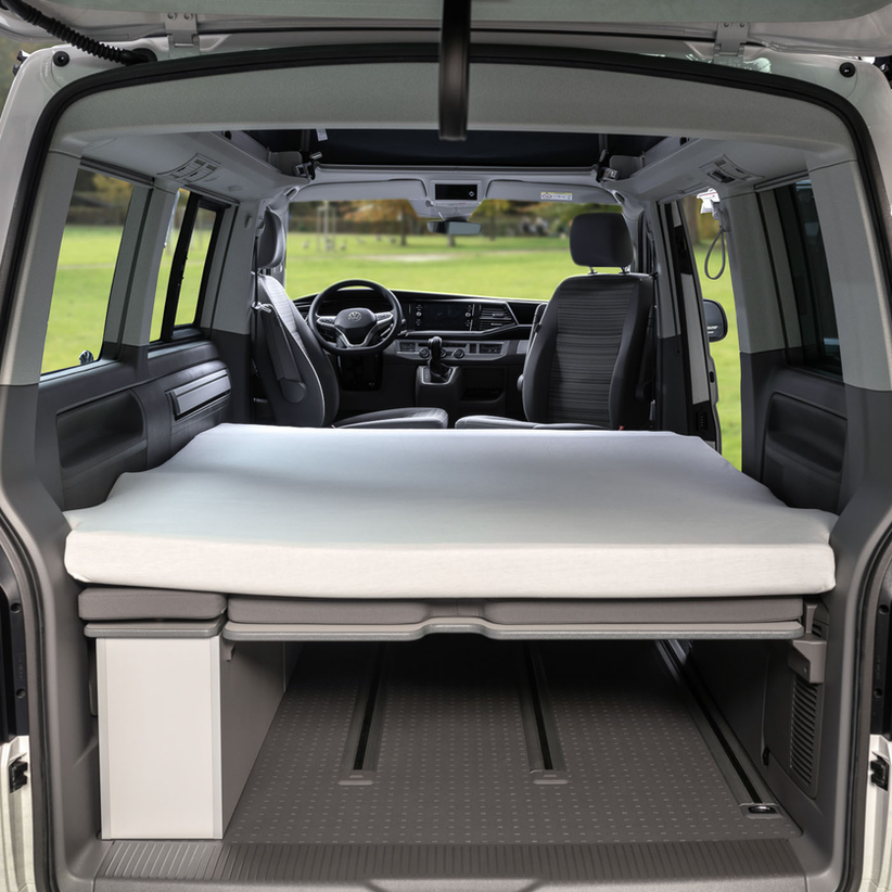 VW T7 Beach – Passgenaues Spannbettlaken für Faltbett im VW Beach Farbe weiß Heckansicht