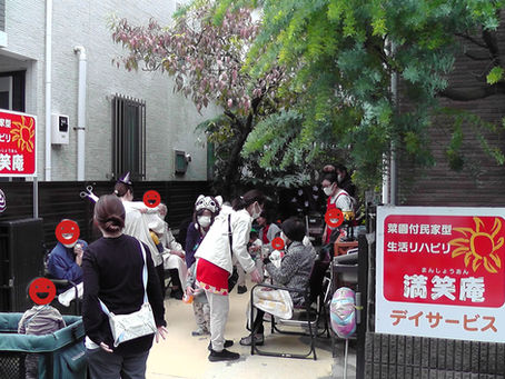 庭と室内でハロウィン交流会でした!