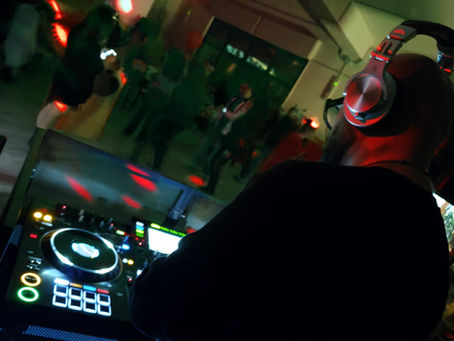 Come scegliere il DJ perfetto per la tua festa privata
