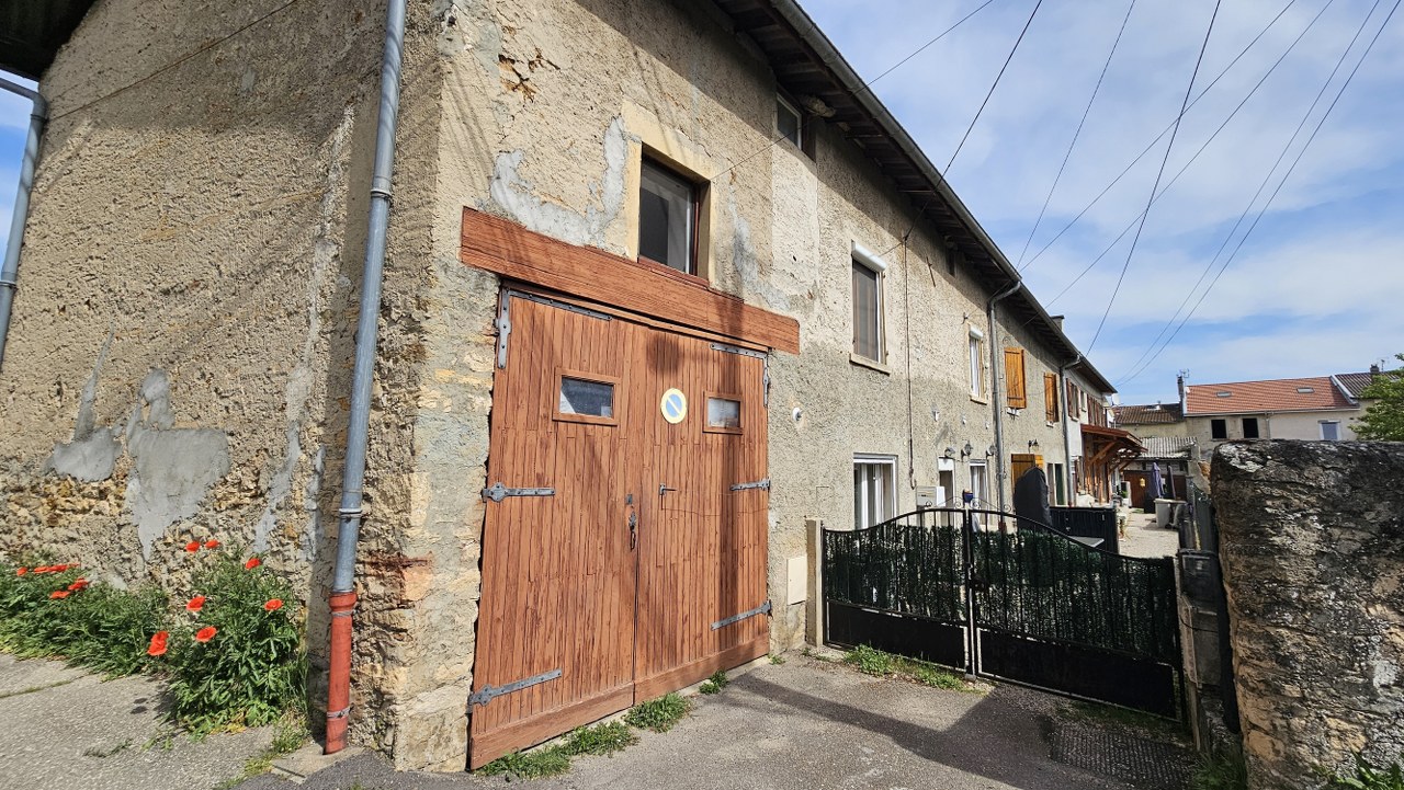 Maison ancienne avec garage, espace indépendant et fort potentiel à La Verpillière