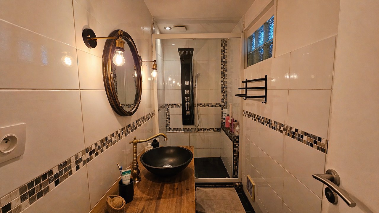 Maison ancienne avec garage, espace indépendant et fort potentiel à La Verpillière