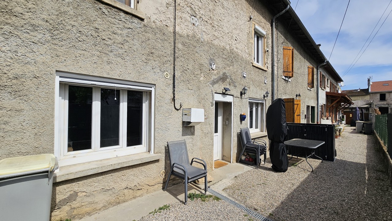 Maison ancienne avec garage, espace indépendant et fort potentiel à La Verpillière