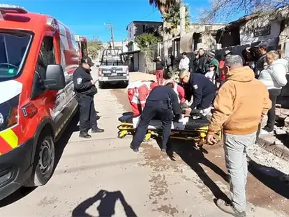 COLAPSA BARDA Y HIERE A NIÑO DE SIETE AÑOS EN NOGALES; VECINOS LO RESCATAN