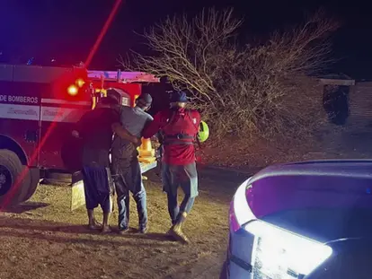 BOMBEROS RESCATAN A ADULTO MAYOR ATRAPADO TRAS TROMBA EN HERMOSILLO
