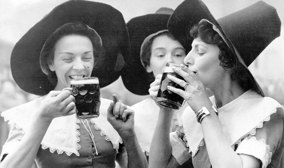 MUJERES, LAS VERDADERAS PIONERAS DE LA CERVEZA: UNA HISTORIA OLVIDADA QUE RESURGE