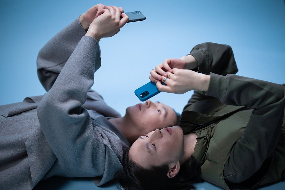 ¡CUIDADO CON EL CELULAR! ADVIERTEN QUE SU USO EXCESIVO PUEDE PROVOCAR LESIONES EN CUELLO, ESPALDA Y MANOS