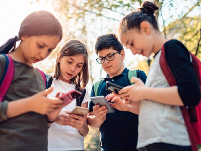 SEC DESCARTA PROHIBIR CELULARES EN ESCUELAS; APOSTARÁ POR REGULAR SU USO EN LAS AULAS