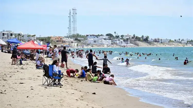HEROICO INTENTO DE RESCATE TERMINA CON DOS JÓVENES AL BORDE DEL AHOGAMIENTO EN BAHÍA DE KINO