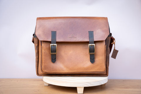 Artisan créateur d'articles en cuir et de petite maroquinerie dans les Hautes-Alpes. Je confectionne des sacs et accessoires en cuir.