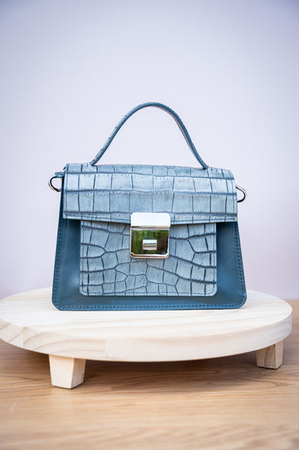 Artisan créateur d'articles en cuir et de petite maroquinerie dans les Hautes-Alpes. Je confectionne des sacs et accessoires en cuir.