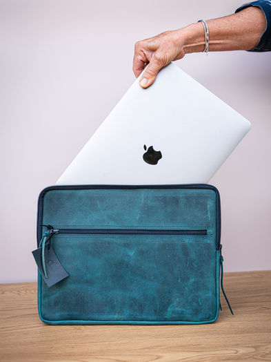 Artisan créateur d'articles en cuir et de petite maroquinerie dans les Hautes-Alpes. Je confectionne des sacs et accessoires en cuir.