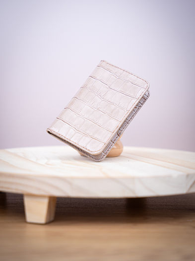 Artisan créateur d'articles en cuir et de petite maroquinerie dans les Hautes-Alpes. Je confectionne des sacs et accessoires en cuir.