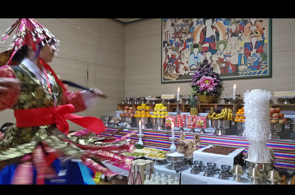 THEMUDANG Korean shaman in gut ceremony