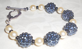 012 Bracelet Black w ivory glass pearls