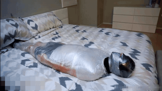 ¡Este sumiso soñaba con ser momificado!