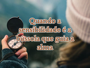 uma mulher segurando uma bússola