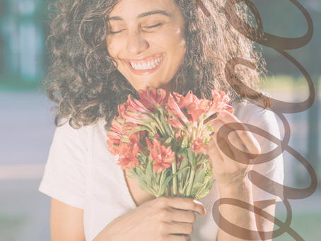 mulher sorrindo com buquê de flores