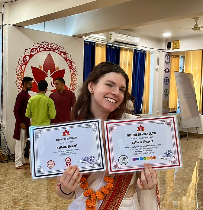 Kathi mit Abschlusszertifikaten in Rishikesh Yogkulam, Indien
