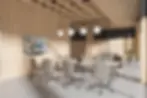 Sala de reunión mediana equipada con el MeetingBar A40-031 de Yealink