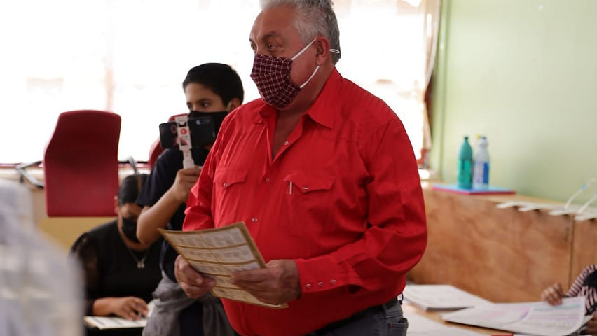 Emite Miguel Jurado Prieto su voto e invita a los ciudadanos a ejercer su derecho