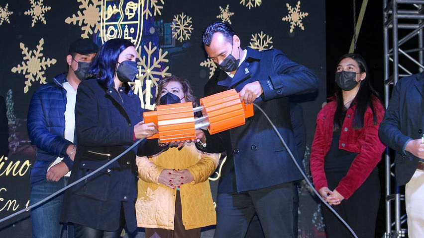 Encienden Presidente Peña y la Primera Dama el Monumental Árbol Navideño