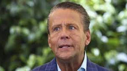 Revela Alfredo Adame, que por miedo a sus enemigos, duerme armado 