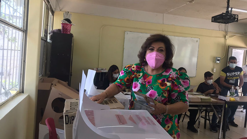Angeles Gutiérrez vota en Parral