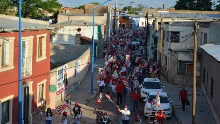 Conquistan Jesús “Chu” Soto y cientos de seguidores las calles de Allende