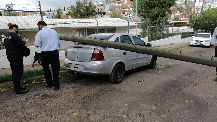 Cayó poste de TELMEX, sobre automóvil, no hay heridos