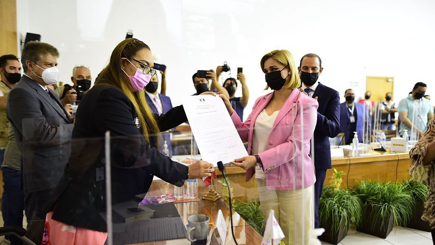 Recibe Maru Campos constancia de mayoría