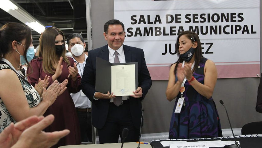 Cruz Pérez Cuéllar recibe acta de mayoría como alcalde electo
de Ciudad Juárez