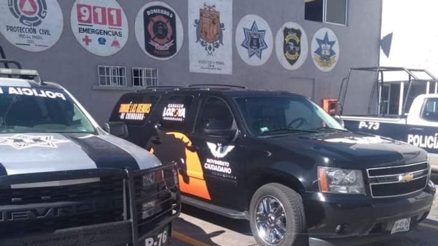 Resguardan camioneta de propaganda de Lozoya en la comandancia