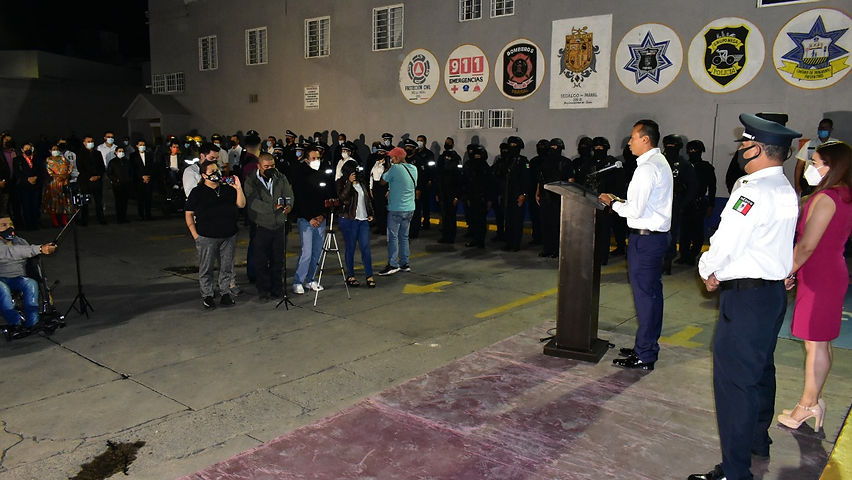 El licenciado, Cesar Peña, recibe el mando y Estado de fuerza policial como nuevo Alcalde de Parral.