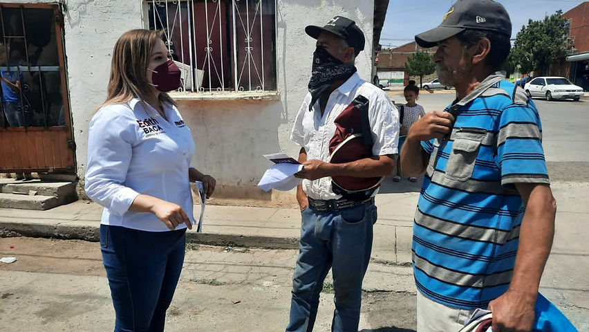 Visita Edith Baca candidata a sindica por morena a los vecinos de la colonia Gómez Morín