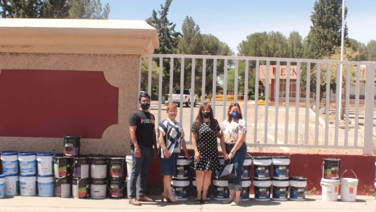 Betty Chávez entrega material de mantenimiento a escuelas de la ciudad