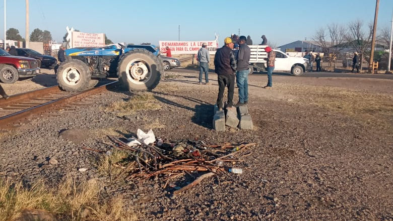 Productores Jimenenses bloquearon las vías del Ferrocarril y CFE
